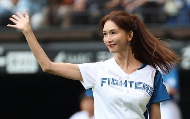 「奇跡の49歳」に“大脚光”　衝撃の2日で300万再生…美貌にズキュン「スタイル良すぎ」