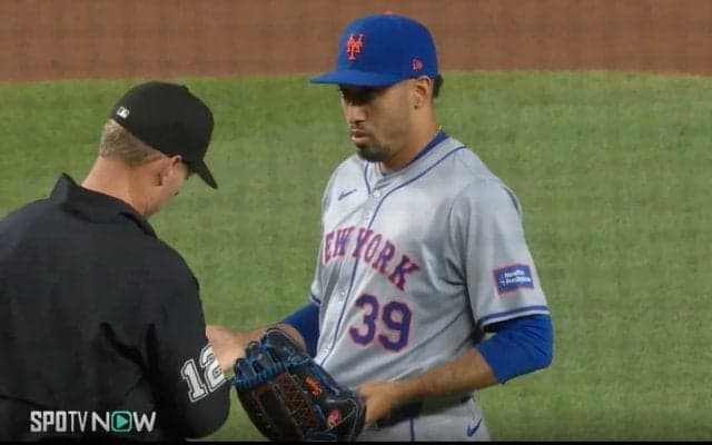 批判殺到！1球も投げず退場… 一体、何が起きた…！？ “粘着物質使用の疑い”で降板の衝撃シーン　メッツ守護神、ツバを吐きベンチに下がる「マジかよ…」「抗議しない？」