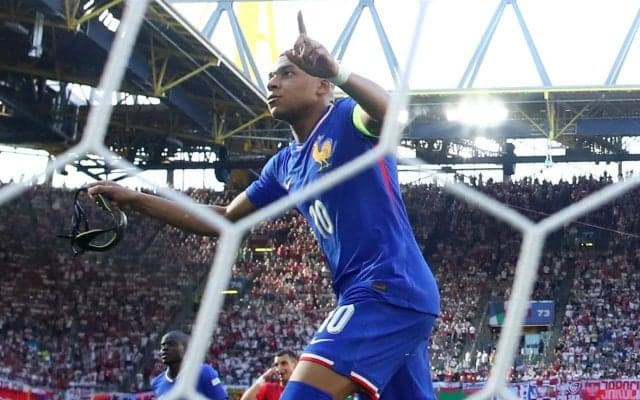 エンバペが“カメラ映え”を意識？ 待望のEURO初得点→フェイスガードマスクを外してセレブレーションした一部始終「シュートはやっ」「取って喜ぶんだw」