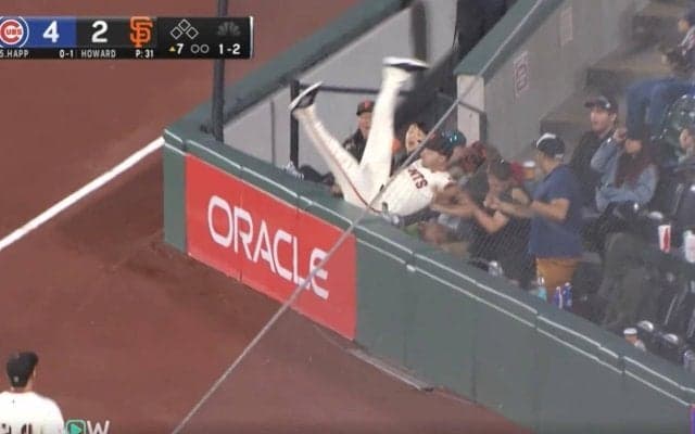 おい！大丈夫かよ…！ 事故レベルの“神ダイビングキャッチ”がヤバすぎる　ファウルフライを追って激走→観客席に飛び込みながら超ファインプレー「怖くないのか？」「すげえな…」