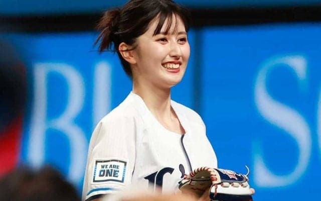 スタイル抜群の長身美女が「超可愛い」　ベルーナDに降臨…フワリ投球が「さいこー」