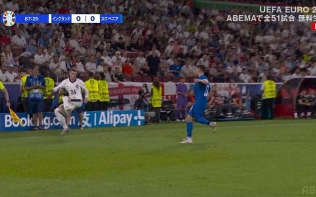 「何やってんだ」「ないだろ今のは」イングランドの“天才”が超絶トラップ→疑惑のファウル獲得でスタジアム騒然　ファンは「当たり屋やん」「もらいかた上手い」と賛否両論