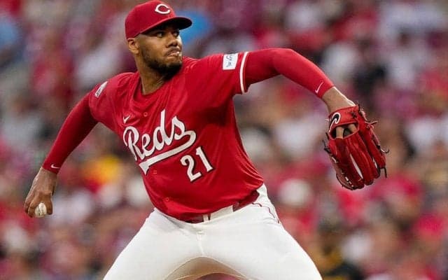 マウンドでいきなり嘔吐、167キロ右腕に悲劇　衝撃光景に実況も大慌て「Oh…」