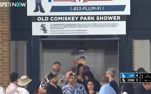 大谷翔平の試合で…女性ファンがシャワーを浴び始めて「ずぶ濡れやん」 日本では考えられない珍光景に驚きの声