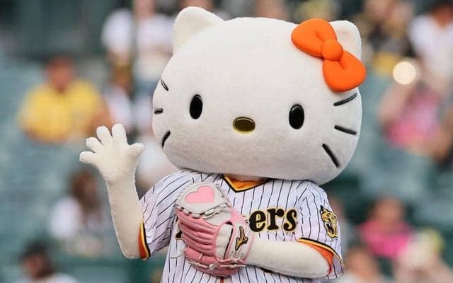 阪神ユニ姿でハローキティが豪快投球　トラッキーとの“猫虎対決”に甲子園大興奮