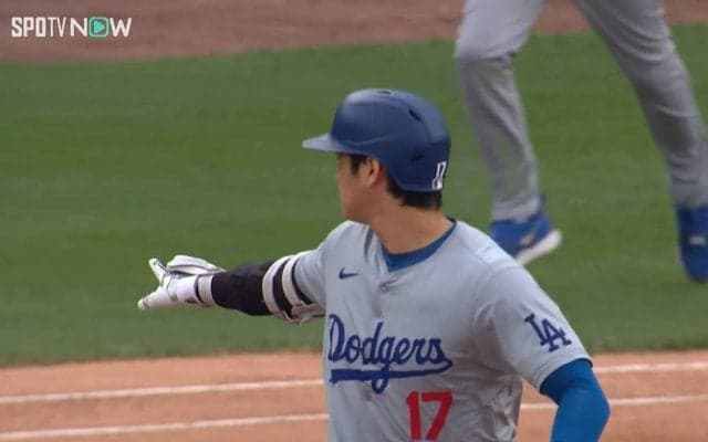 「ショーヘイ！ 踏んでないぞ」大谷翔平、24号でベンチが大騒ぎ 異例ずくめの“珍事”発生の瞬間