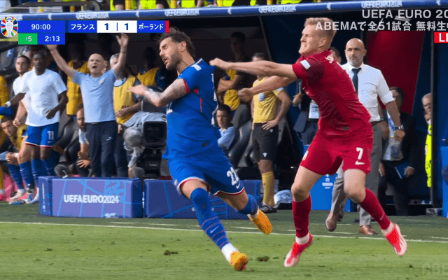 「退場だろ…」「ダメだよ！」ガッツリの“抱きつきタックル”が物議！ フランス爆速SBを引き倒したポーランド代表FWにファン騒然「おいおい」