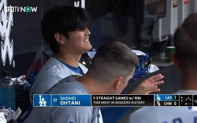 いやいやいや…！ 大谷翔平、先頭打者ホームラン直後にベンチで…？な一コマ “疑惑”をツッコまれ動揺か
