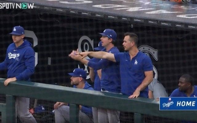 えっ？ 何か言ってる？ 一体、何が起こった…！？ 大谷翔平にベンチからチームメイトが叫んだ瞬間　ファン騒然「何があったのかと」「誰も見てないのかw」