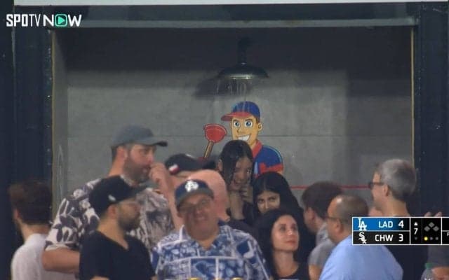 大谷翔平の試合でワイルドすぎる女性ファンが話題 「外から丸見え」「びしょ濡れやんw」