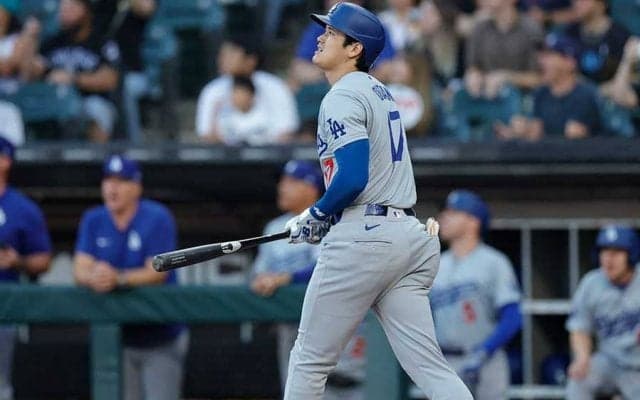 25号の大谷翔平に“ドン引き”の同僚　呆れた様子で拍手…ベンチのリアクションに注目