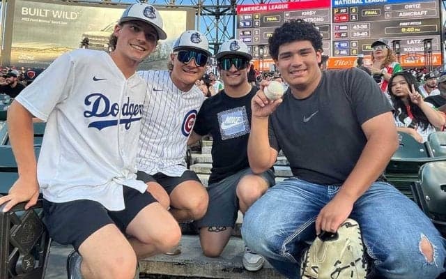 「HR球売るのか？」「絶対売らねぇ！」　大谷の記念球キャッチ、17歳高校生が大絶叫