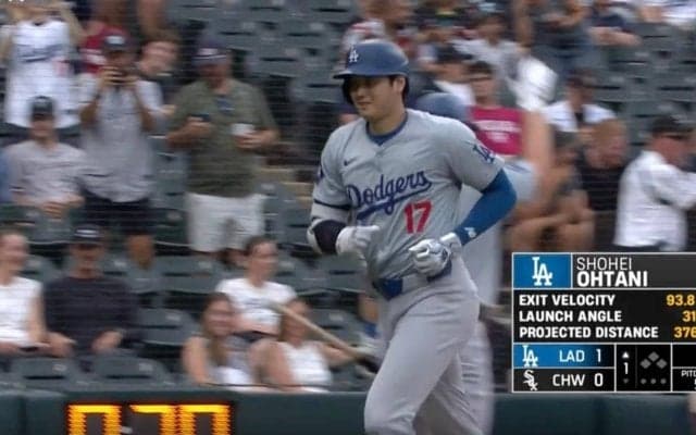 こんな大谷翔平は見たことない…！？ 先頭打者アーチ後に見せた“謎の表情”が話題に「どういう心境なんだろう」「ベース踏み直したしw」 