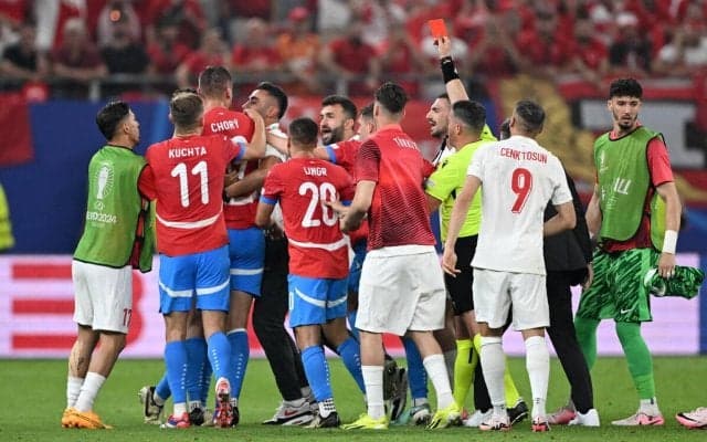 両軍合わせて18枚のカードはユーロ新記録…チェコvsトルコは80分以降に10枚もカードが出る異常事態に