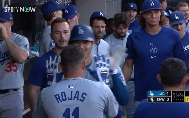 俺達、毎日やってんな！大谷翔平＆同僚ロハス、ベンチ内でのお決まり珍ポーズにファンもつられて「フリフリ」