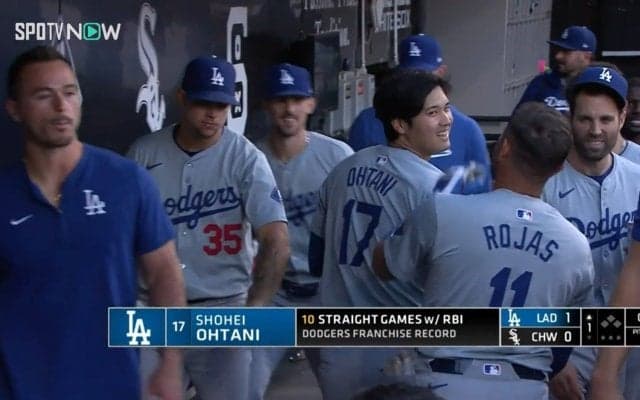 おばけ？ワンコ？一体、何？大谷翔平、特大25号の後にベンチ内で見せた“一発芸”が強烈かわいい