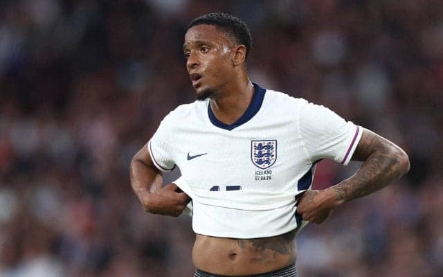 低調イングランドは批判以外に実害も…DFがビールカップの投げつけに言及、家族らにも被害「スタンドには子供もいるんだ」