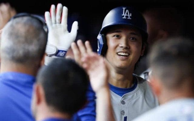 大谷翔平の“命を救った”ビッグプレーに「何色のポルシェを贈るつもりだろうか？」現地も称賛！ ロバーツ監督も拍手で称える