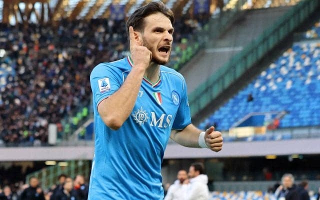 エース引き留めのためナポリ会長自らドイツへ…去就注目のクワラツヘリアと会談も合意には至らず、それでも大きな一歩か