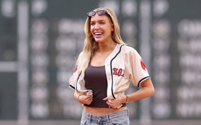 へそ出し美女が「イケてる」　抜群スタイル…人気司会者の一投にファン歓喜「可愛い」