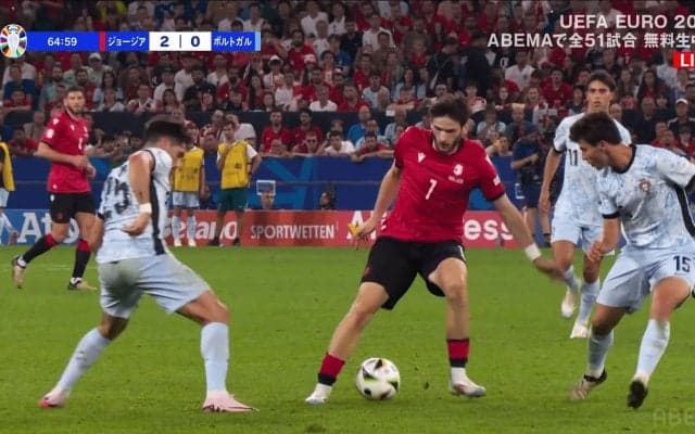 メッシやイニエスタを彷彿！ 何人抜くんだよ…ジョージア代表エースの“鬼ドリブル＆キープ”に視聴者驚愕「神やん」「クヴァラドーナだ」「あれだけ囲まれて取られない」