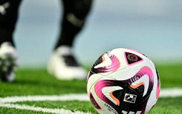 「なんでラツィオのユニに日本語入ってるのw」セリエA名門クラブの“「漢字入り”来季ユニフォーム」が話題！ 美しい水色は評判も「もう少しフォント格好よければ…」の声