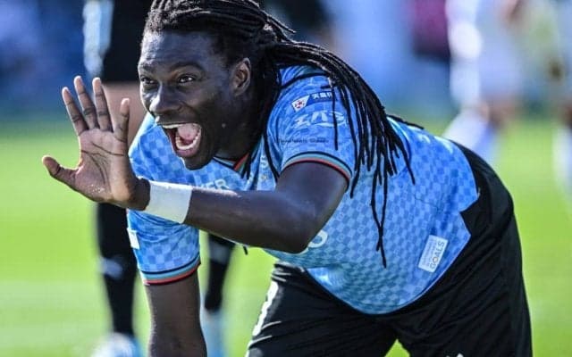 「セブンイレブンを映えスポットにしてしまう」元フランス代表FWの「表参道のコンビニ前写真」が世界中から1万いいね！「何着ても似合う」「おしゃれ」と服装に絶賛の声