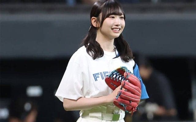 照れ笑顔、スカートふりふり「これぞアイドル」　北海道に舞い降りた天使の一投「可愛すぎ」