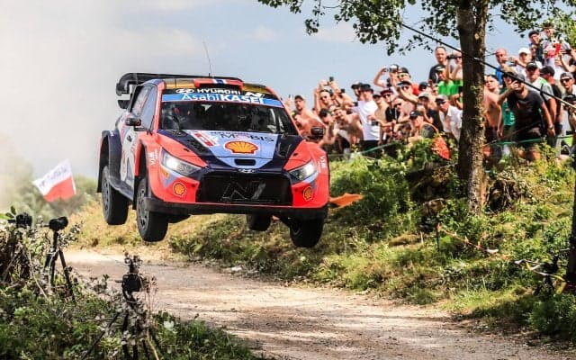 WRCポーランド：アンドレアス・ミケルセンがカッレ・ロバンペラに僅差の首位、苦しむ勝田貴元は8番手