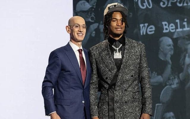 スパーズに入団した“新人”キャッスル…コンバインの面接では予想外の質問を受ける？