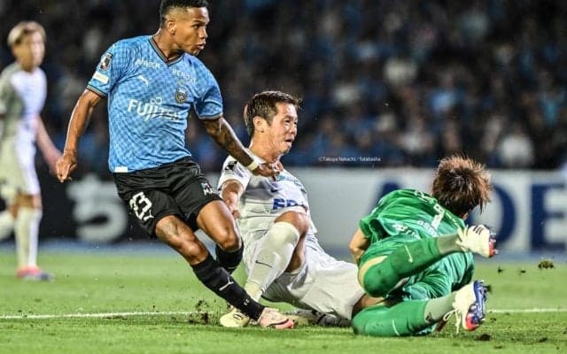 「盛り上げ上手」「おもろすぎるだろ笑」俳優・市原隼人がJ1川崎-広島で繰り広げた“漢気行動の数々”が大絶賛！バケツごと頭から水をかぶるなど会場の心を掴む