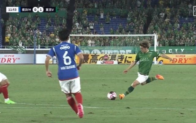 神コースにギュン！「うますぎるだろ！」「エグすぎる！」伝統のクラシコでスタジアムを騒然とさせた東京V山見大登“右足ミドル”炸裂の瞬間