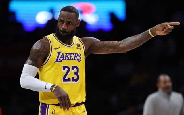 レブロンがPO破棄でFAに…レイカーズとの再契約が濃厚も“ロスター強化を優先”と報道