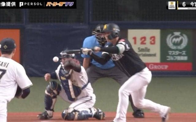 一体、何が起こった！？球場騒然…ソフトバンク・今宮健太の“バントで2ラン？”が今年最大の“珍プレー”と話題「芸術点高い」「全員困惑してて草」