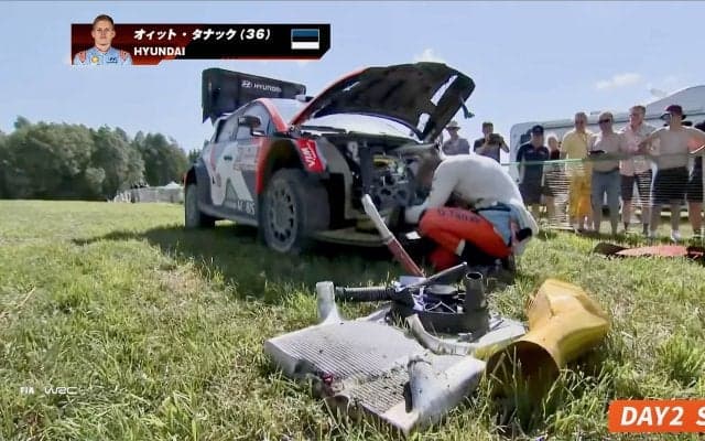 「鹿が飛び出してきた」世界最速ラリーで“まさかの”アクシデント！ 時速189キロで接触…マシン大破の衝撃クラッシュ