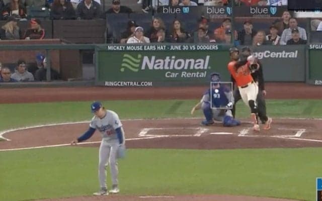 おい！何やってんだよ！ 混乱してボールを投げてしまった…！？ “疑惑の判定”でド軍投手の様子がおかしくなる　ファン騒然「そら打たれるわ」「審判ムチャクチャw」