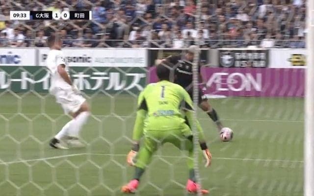 「反則だろ」「ピッチの環境破壊者」“浪速の重戦車”がレベルの違いをみせつける“技あり”の一撃！ゴリゴリ高速ランからの股下ぶち抜きショット炸裂の瞬間「決めきる能力高すぎる」