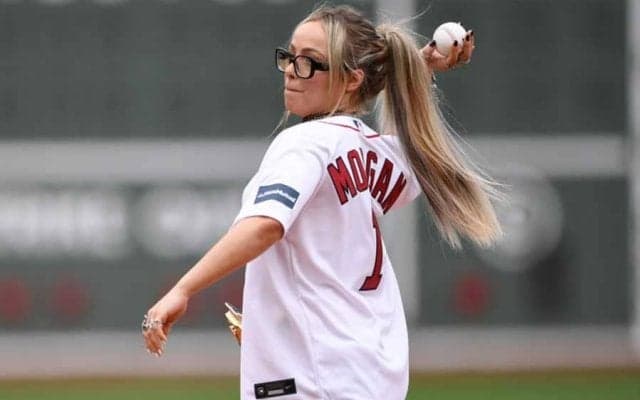 へそ出し金髪女子プロレスラーが「ゴージャスだな」　“世界最強”の一投が話題「彼女いいね」