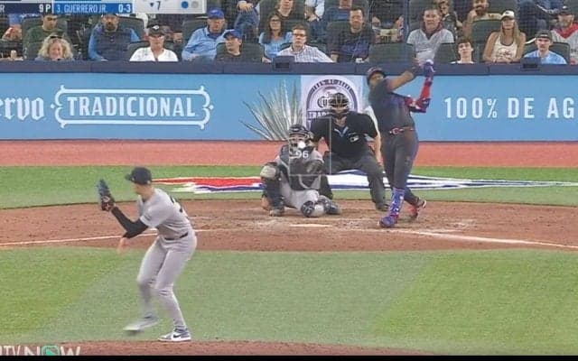 衝撃の大爆音！調子ノってる怪物・ゲレーロjr.の“確信止まり”特大アーチで異変…！？ 被弾した投手のリアクションがヤバすぎる「すごい音だな」「ビックリしすぎ」