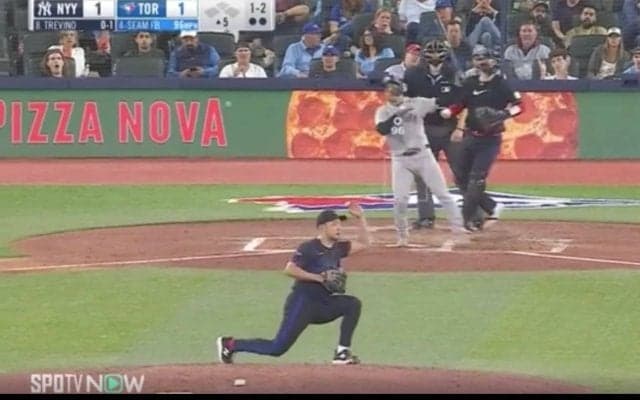 あの動きはなんだ？ 菊池雄星に一体、何が起こった…！？ 三振を奪った直後に見せた“謎のリアクション”が話題に 「カッコいいな」「クセが強いw」