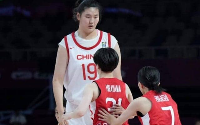 日本選手も「え、本当？」 223cmの中国女子バスケ17歳の“異質な規格外さ”に反響止まず「相手は容赦なく粉砕された」