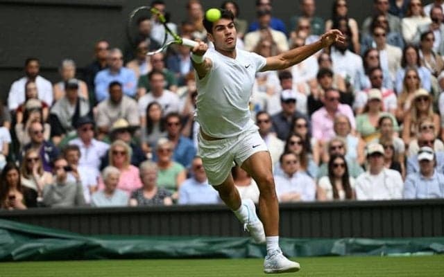 アルカラス、連覇へ向けて好発進。グランドスラム初出場の挑戦者をストレートで退ける[ウィンブルドン]