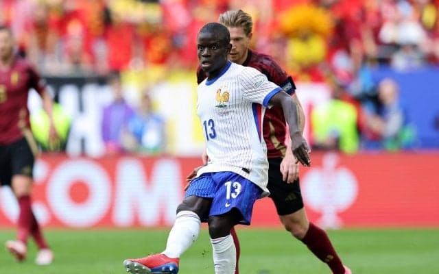 「至高すぎる！」「エグない？」大復活カンテの“痺れるダイレクト・パス”が話題沸騰！ 元日本代表DFやファンを唸らせた決定的瞬間「リズム変化が効いた」「職人芸だ」