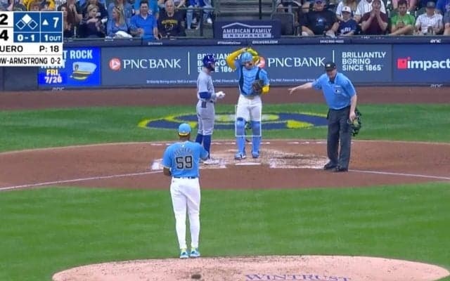 全員ポカーン… 一体、何が起きた！？ 理解不能のままプレー続行！ “謎すぎる判定”が物議を醸す「結局どういうこと？」「監督も意味わかってない」