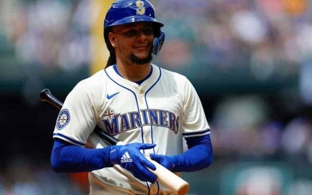 打たない“大谷翔平”が登場…？　負傷で緊急交代、投手が打席に入るも呆然の3球