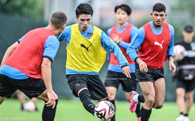 日本代表DF谷口彰悟がJ1川崎の練習に参加し、ボール回しなどで違い見せる！ 三浦颯太がピッチでの練習に参加し、エリソンは完全合流