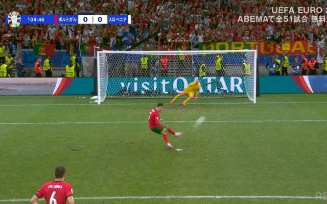 「泣いてるやん」C・ロナウド、狙い通りのコースにシュートを放つも神セーブに阻まれまさかのPK失敗の瞬間「まじか」「これはキーパーがすげえ」