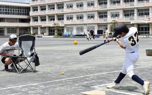 「バットを振れない」小学生をどう指導？　豪快でも安全…ストレス除く“丸い紙”