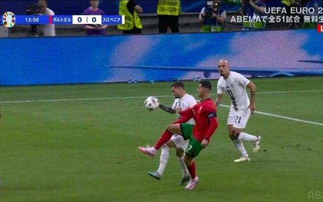 「うそだろ？」C・ロナウドが試合中に“曲芸”ばりのリフティングを披露　相手に掴まれながらの超絶ボールコントロールでスタジアムを沸かせた瞬間