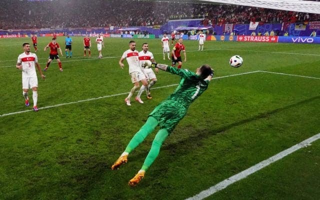 EUROベストセーブに決定？ トルコ守護神の“ミラクルすぎる横っ飛び”が話題沸騰！ 現地実況が大絶叫＆伝説的GKとの比較論も「絶対に入ったと思った…」「嘘だろ」